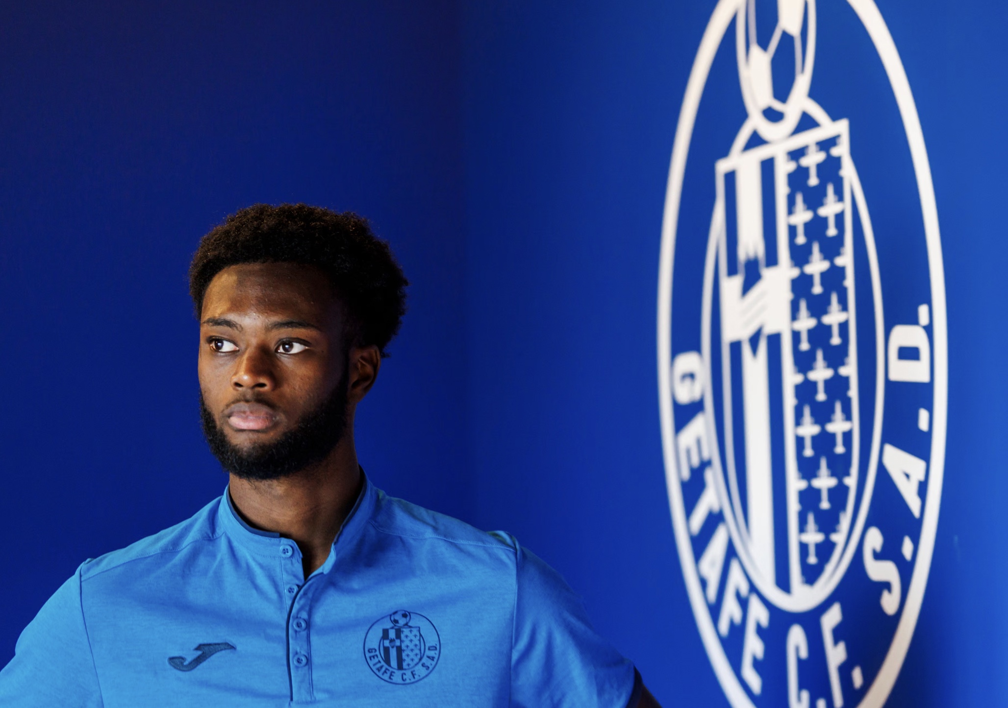 Abu Kamara: Hành trình từ sân bóng trong lồng đến đối đầu với Real Madrid