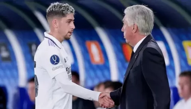 Ancelotti phủ nhận tin đồn, nhưng phòng thay đồ Real Madrid vẫn bất ổn