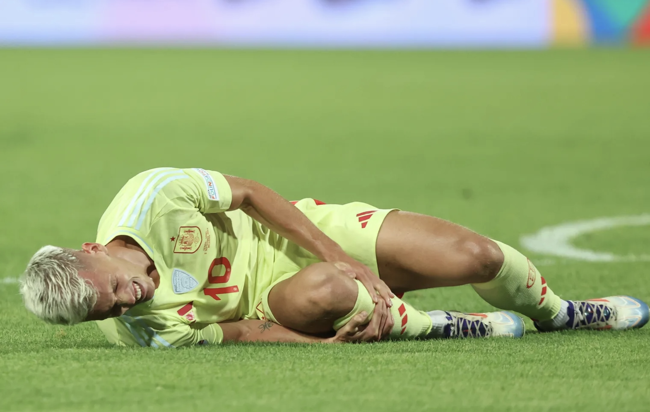 Barca lo sốt vó với Dani Olmo