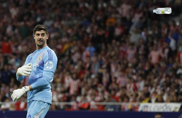 Cổ động viên Atletico làm loạn, Derby Madrid gián đoạn gần 20 phút