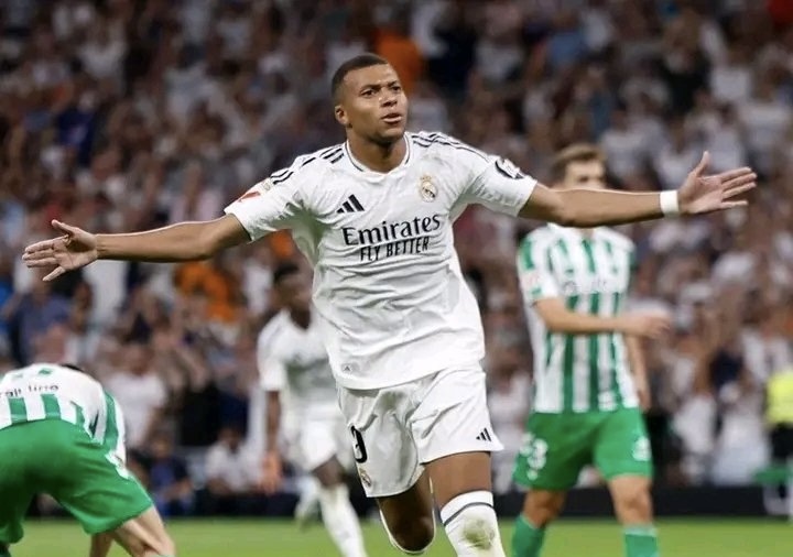 Deschamps: “Mbappe không hợp đá trung phong cắm”