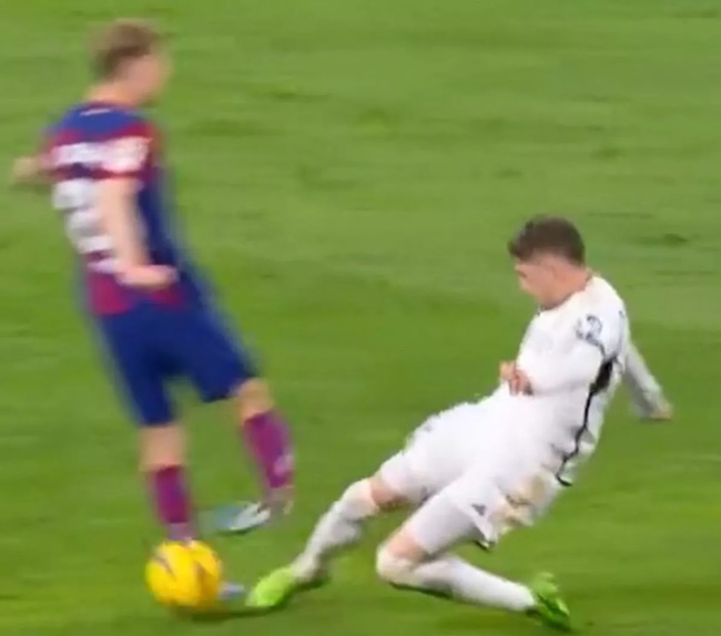 Hình ảnh chấn thương kinh hoàng của De Jong