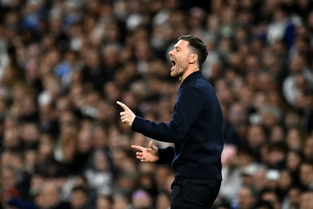 HLV Elche bênh vực Xabi Alonso giữa áp lực ở Real Madrid