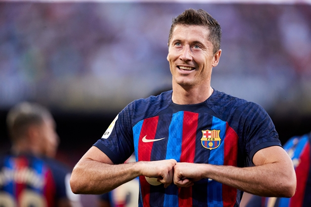 Lewandowski cán cột mốc khủng, vượt mặt Messi và Ronaldinho