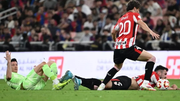 Lewandowski khập khiễng rời sân