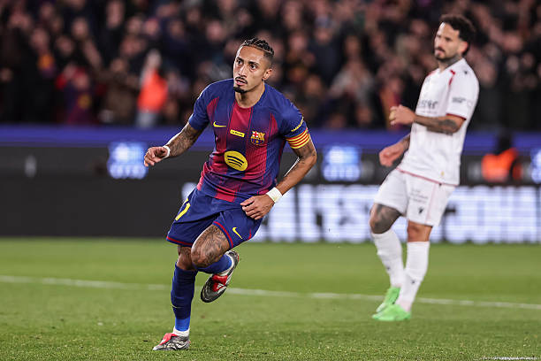 Raphinha tỏa sáng, Barcelona hạ Osasuna 2-0 để vững vàng ngôi đầu La Liga