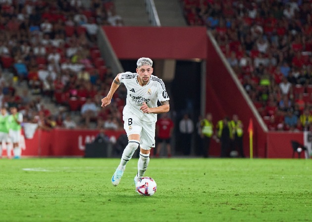 Valverde đá hậu vệ phải trong trận gặp Liverpool