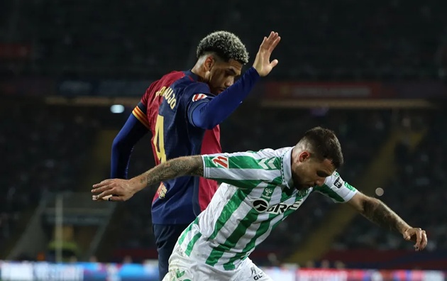 Araujo cay đắng khi Barca bị Betis cầm hòa 1-1