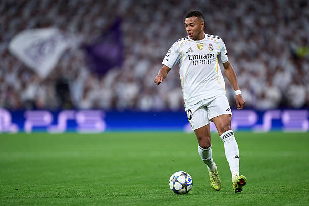 El Clasico: Mbappe lĩnh xướng hàng công Real Madrid đấu Barcelona