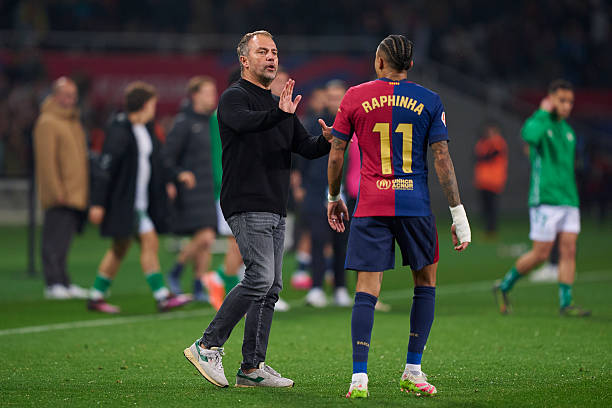 Flick nói thẳng lý do để Raphinha ngồi dự bị