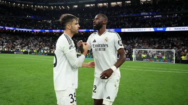 Hàng phòng ngự thảm họa “níu chân” Real Madrid
