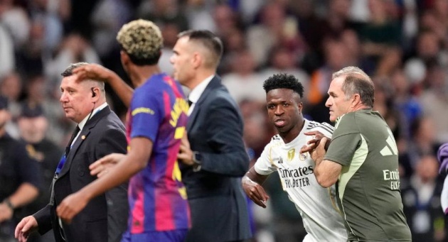 Hé lộ nguyên nhân khiến Vinicius Jr và Lamine Yamal suýt ẩu đả sau El Clasico