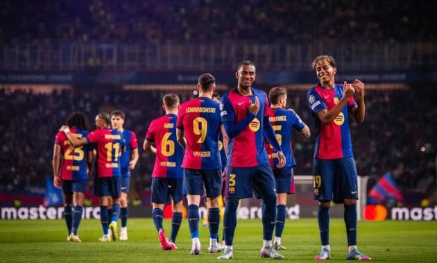 So sánh Barcelona của Hansi Flick với đội hình huyền thoại năm 2015