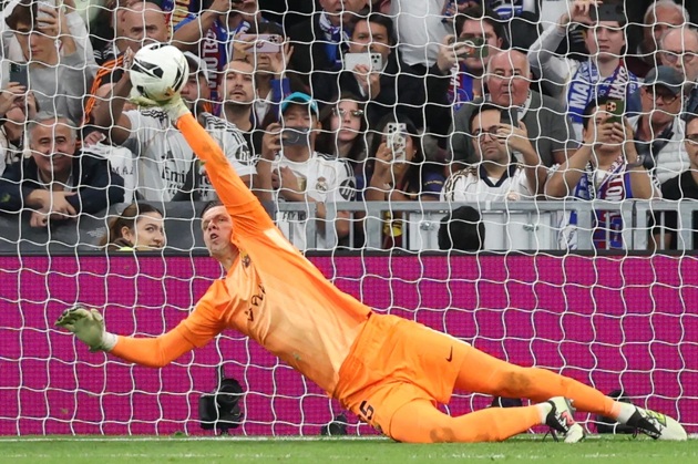 Szczesny xuất thần cản phá Mbappe, cứu Barca khỏi thảm bại