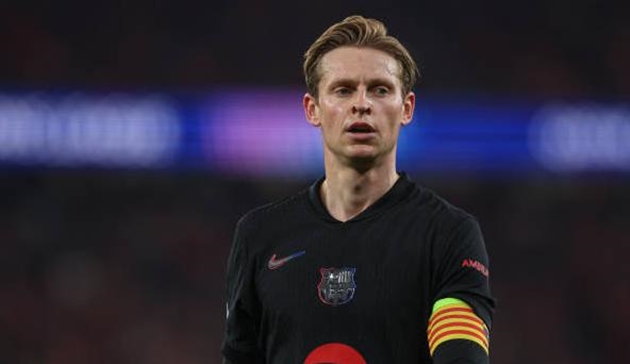 Trụ cột Barcelona ra quyết định về tương lai